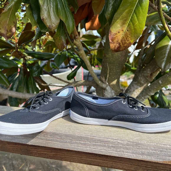 Ladies size 7 Keds sneakers, charcoal/ black canvas in good condition. - Picture 7 of 8